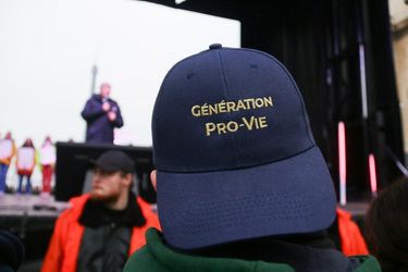 Un manifestant porte une casquette avec écrit Generation Pro-Vie lors de la Marche pour la Vie en opposition à l'IVG et a l'euthanasie a Paris le 19 janvier 2025.