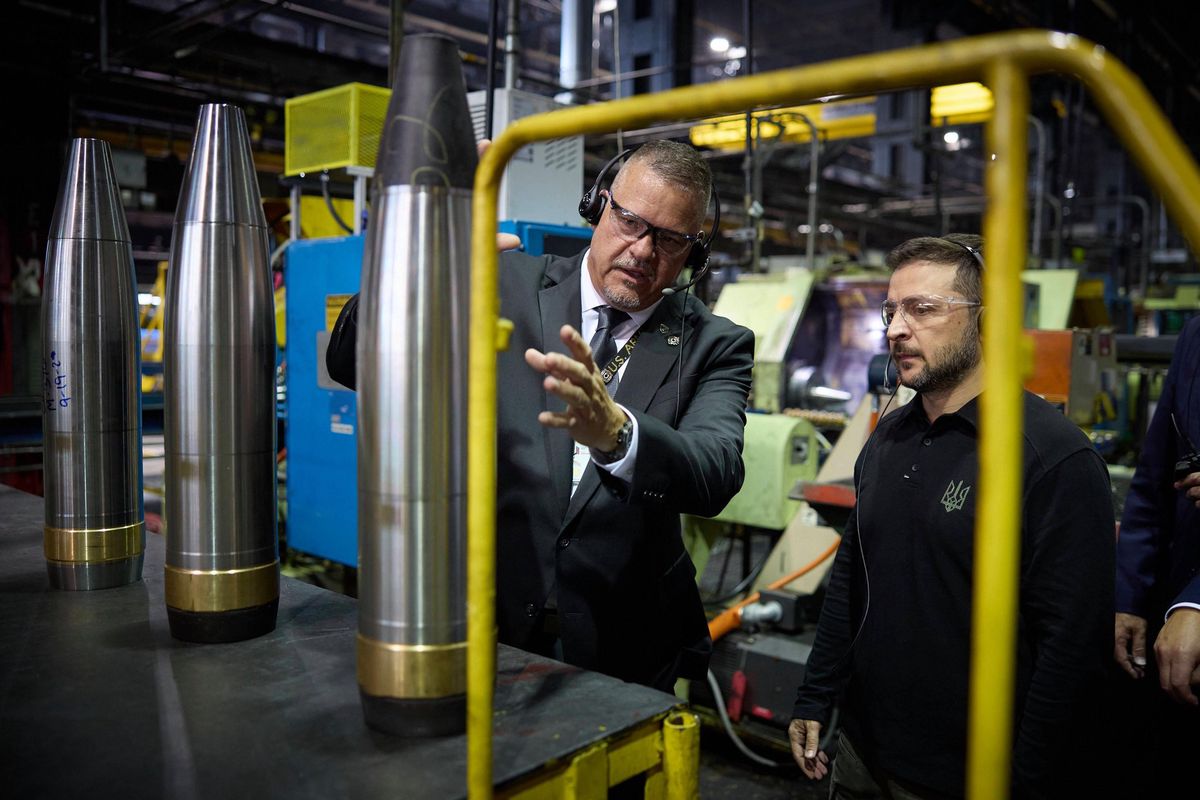 Der ukrainische Präsident Wolodymyr Selenskyj besichtigt das Scranton Army Ammunition Plant mit Rich Hansen, begleitet von Gouverneur Josh Shapiro und Senator Bob Casey.