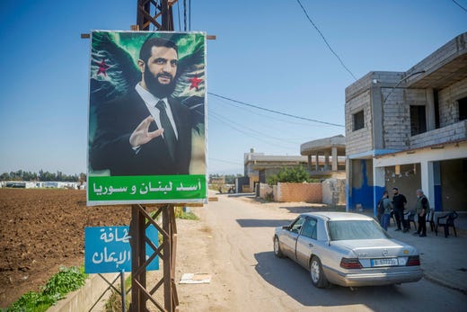 Porträtt av al-Sharaa hänger uppe i syriska flyktingläger i Libanon som funnits sedan 2011. ”Lejonet i Libanon och Syrien” står skrivet under porträttet.