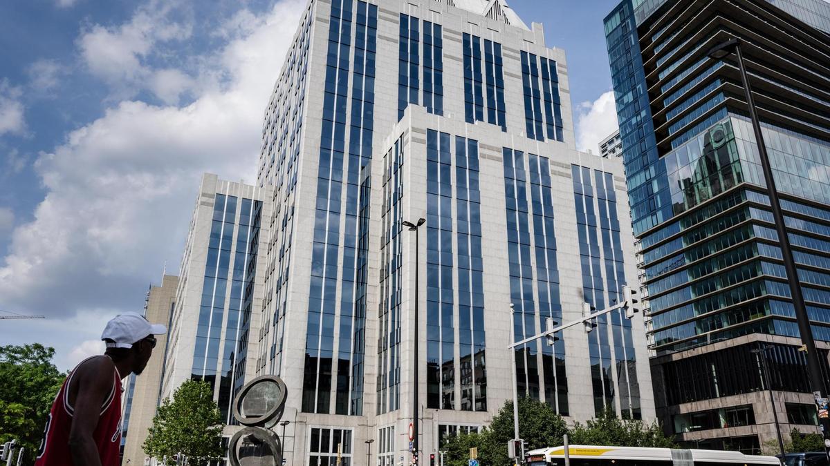 Top van bedrijf in Brussel dat 183 miljard euro aan bevroren Russische tegoeden bewaart, krijgt extra bewaking uit vrees voor aanval