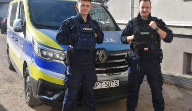 Policjanci uratowali dwóch braci wyprowadzając ich z płonącego budynku - Aktualności