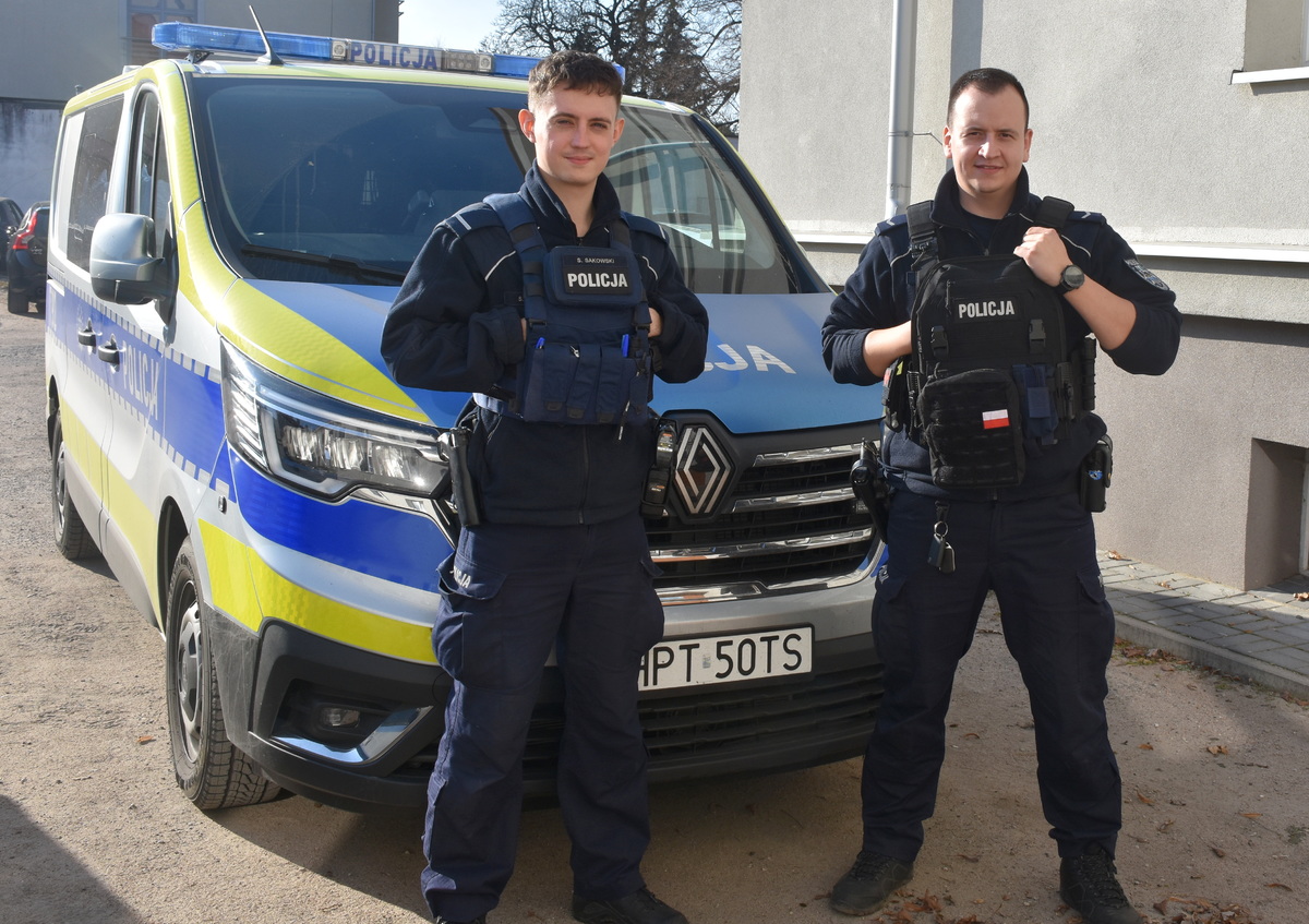 Policjanci uratowali dwóch braci wyprowadzając ich z płonącego budynku - Aktualności
