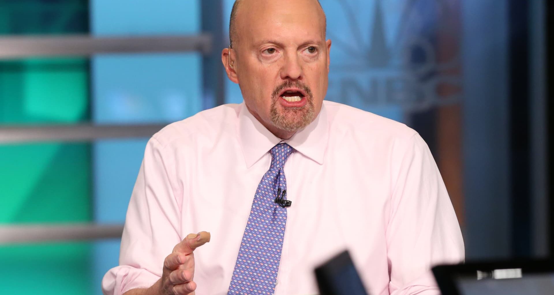 A lack of clarity from the White House is driving stocks down, Jim Cramer says