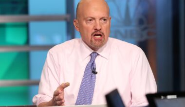 A lack of clarity from the White House is driving stocks down, Jim Cramer says