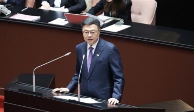 Premier reaffirms green energy push, leaves door open to nuclear