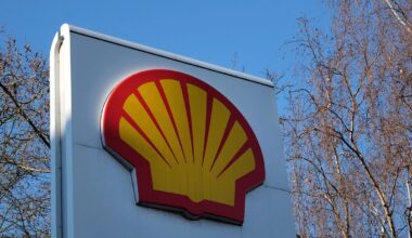 Shell increases shareholder returns and doubles down on LNG