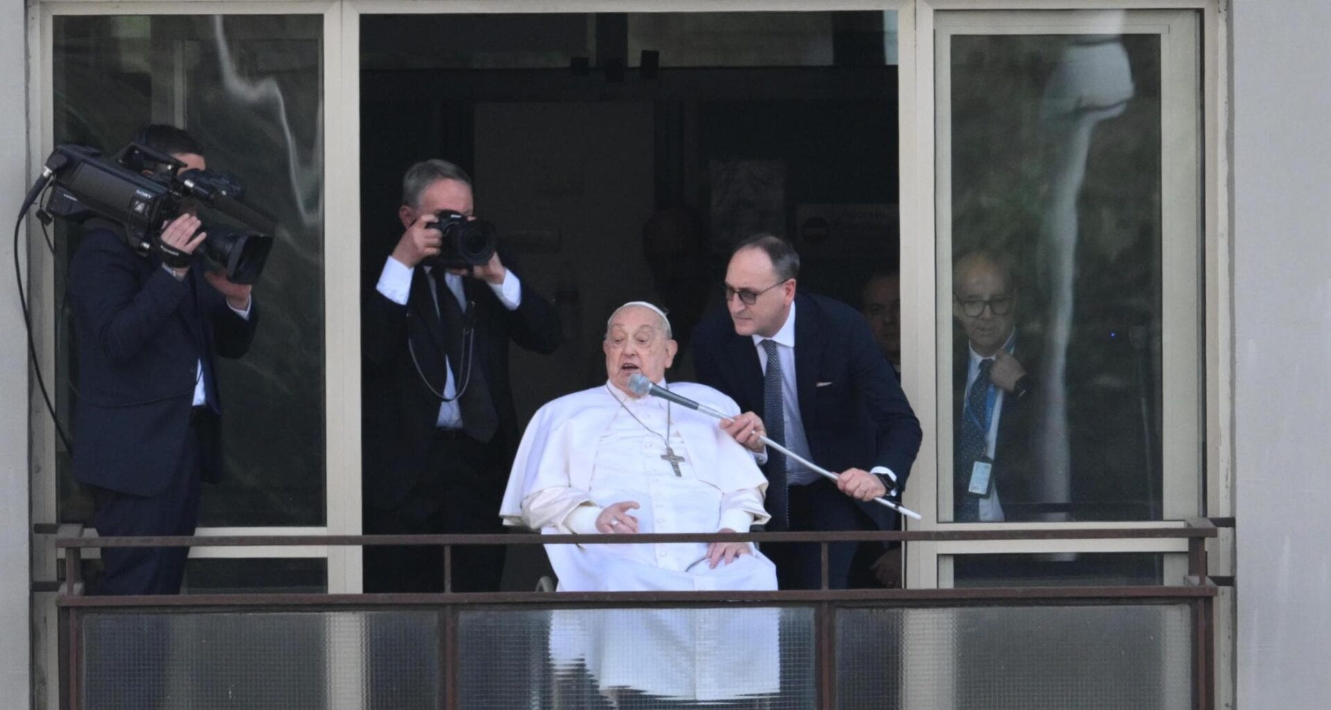 Papa Francesco, le dimissioni oggi. Si è affacciato dal balcone del Gemelli