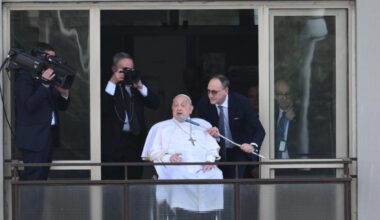Papa Francesco, le dimissioni oggi. Si è affacciato dal balcone del Gemelli