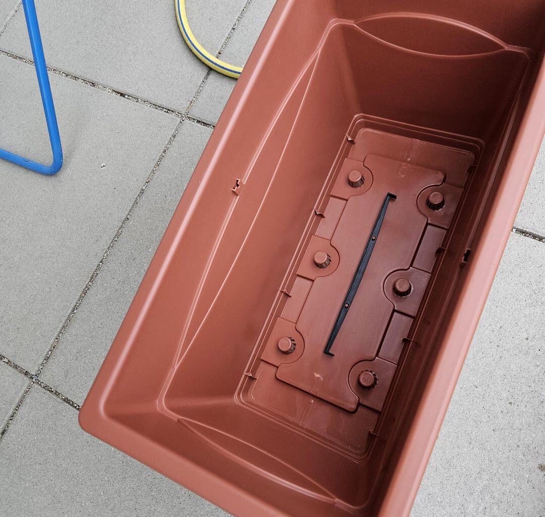 Ich möchte diesen riesen Blumentopf mit Erde füllen (für Gemüse/Obst Anbau). Soll ich dieses "tote" Wiesenmaterial als Kompost zur Erde beischen?