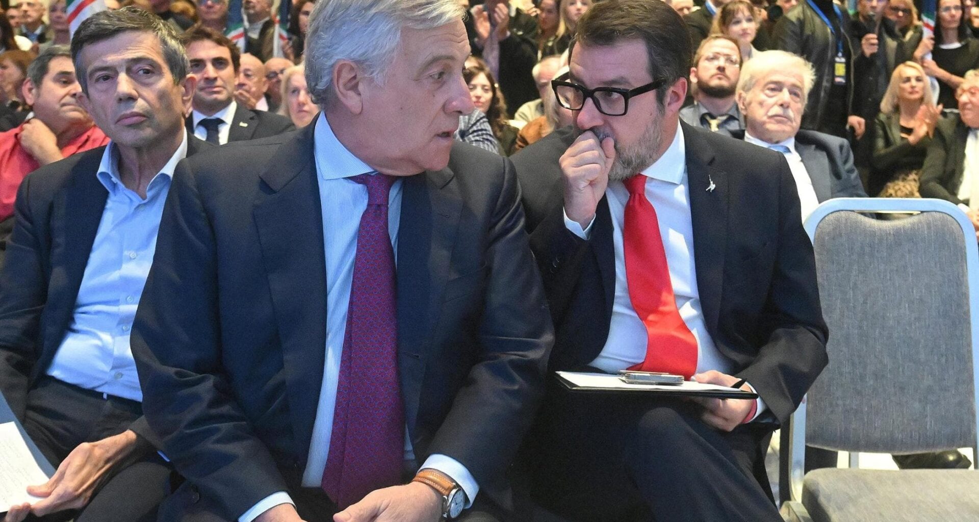 Sondaggi politici, bene solo Forza Italia e Lega: più litigano e più salgono nei consensi