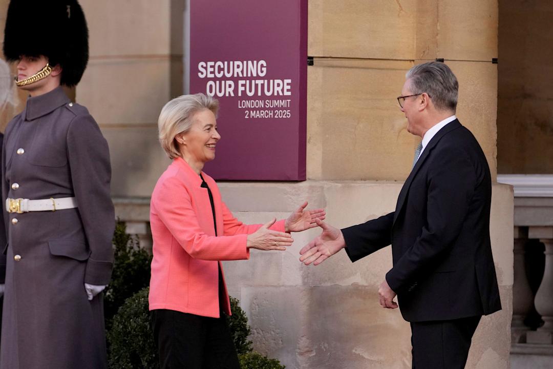 Britain's Prime Minister Keir Starmer, right, greets European Commission President Ursula von der Leyen as she arrives for a summit on Ukraine at Lancaster House in London, Sunday, March 2, 2025. (AP Photo/Christophe Ena, Pool)