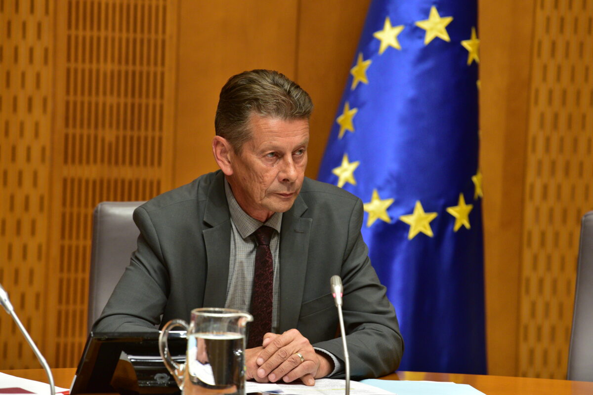 Lahova preiskovalna komisija po polletnem zastoju z novim strokovnim sodelavcem