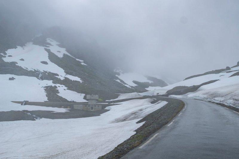 Stengte fjelloverganger og betydelig snøskredfare i Sør-Norge: – Sjekk værvarsel nøye