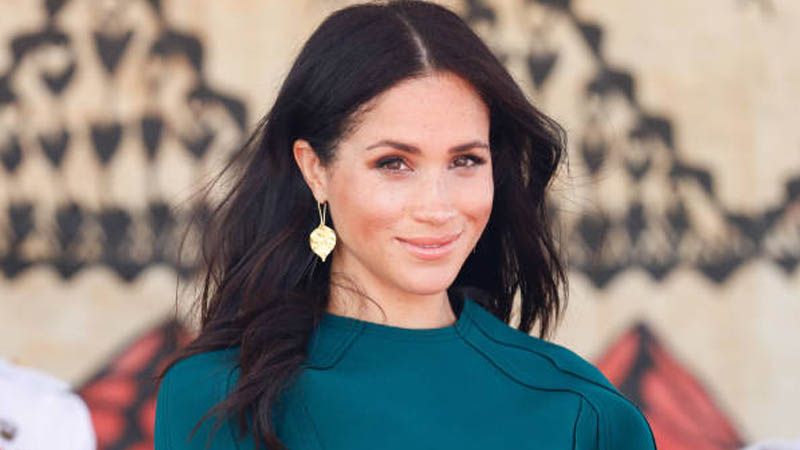 Meghan Markle's thoughts exposed over unroyal PDA:…