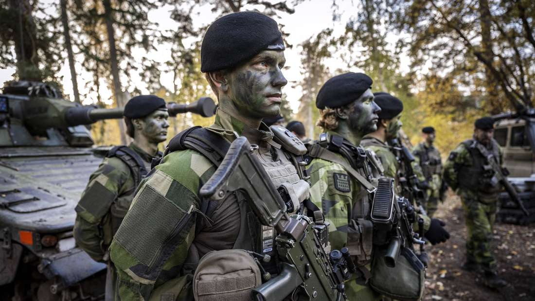 Schwedische Soldaten der Nato-Vorwärtskräfte in Lettland sind angetreten.