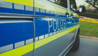 automobilist rijdt in op groep mensen in centrum Mannheim