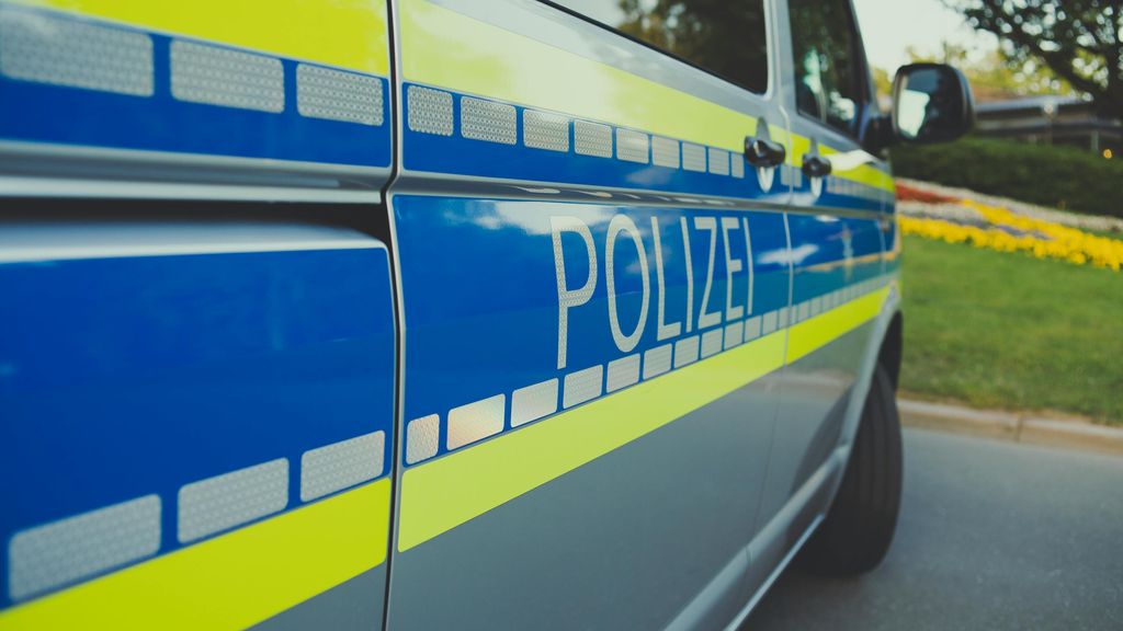 automobilist rijdt in op groep mensen in centrum Mannheim