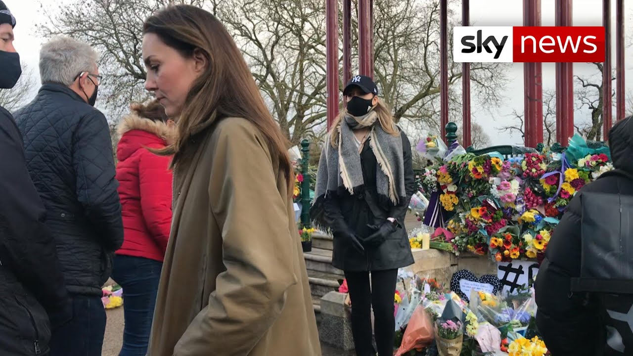 Duchess of Cambridge pays tribute at Sarah Everard memorial site - YouTube