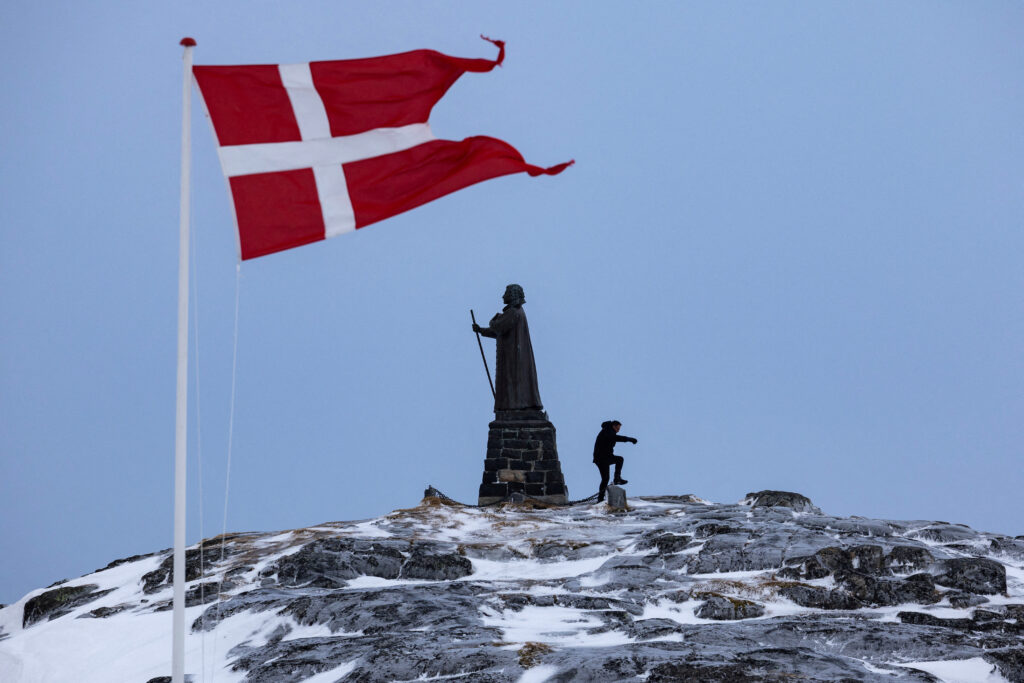 na grenlandiji plapola danska zastava