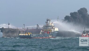 Derrame de combustível após colisão entre navio de carga português e petroleiro norte-americano. Incêndios deflagram a bordo, tripulantes levados para terra