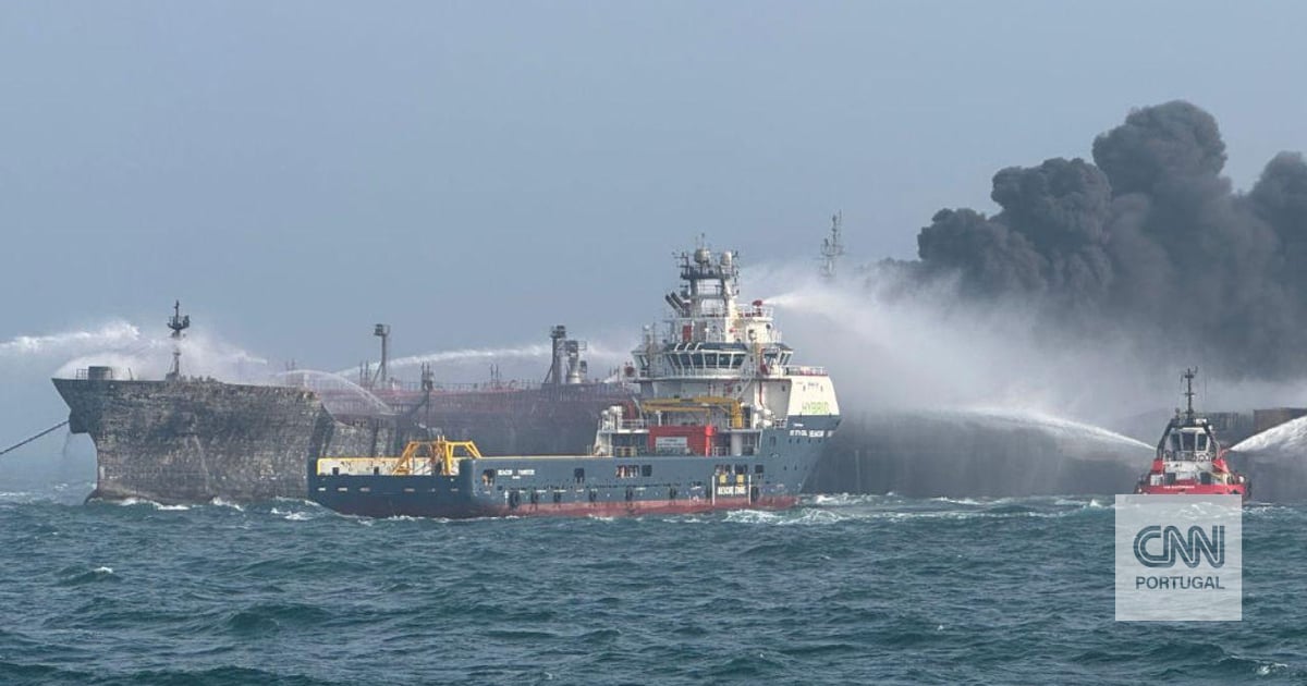 Derrame de combustível após colisão entre navio de carga português e petroleiro norte-americano. Incêndios deflagram a bordo, tripulantes levados para terra
