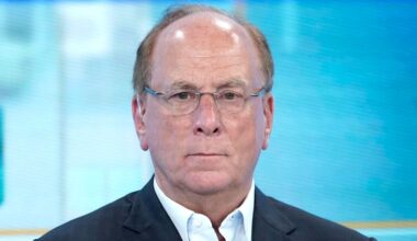BlackRock CEO Issues Serious Warning Amid $1 Trillion Bitcoin And Crypto Price Sell-Off