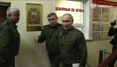 Vladimir Poutine rend visite aux troupes russes à Koursk • FRANCE 24