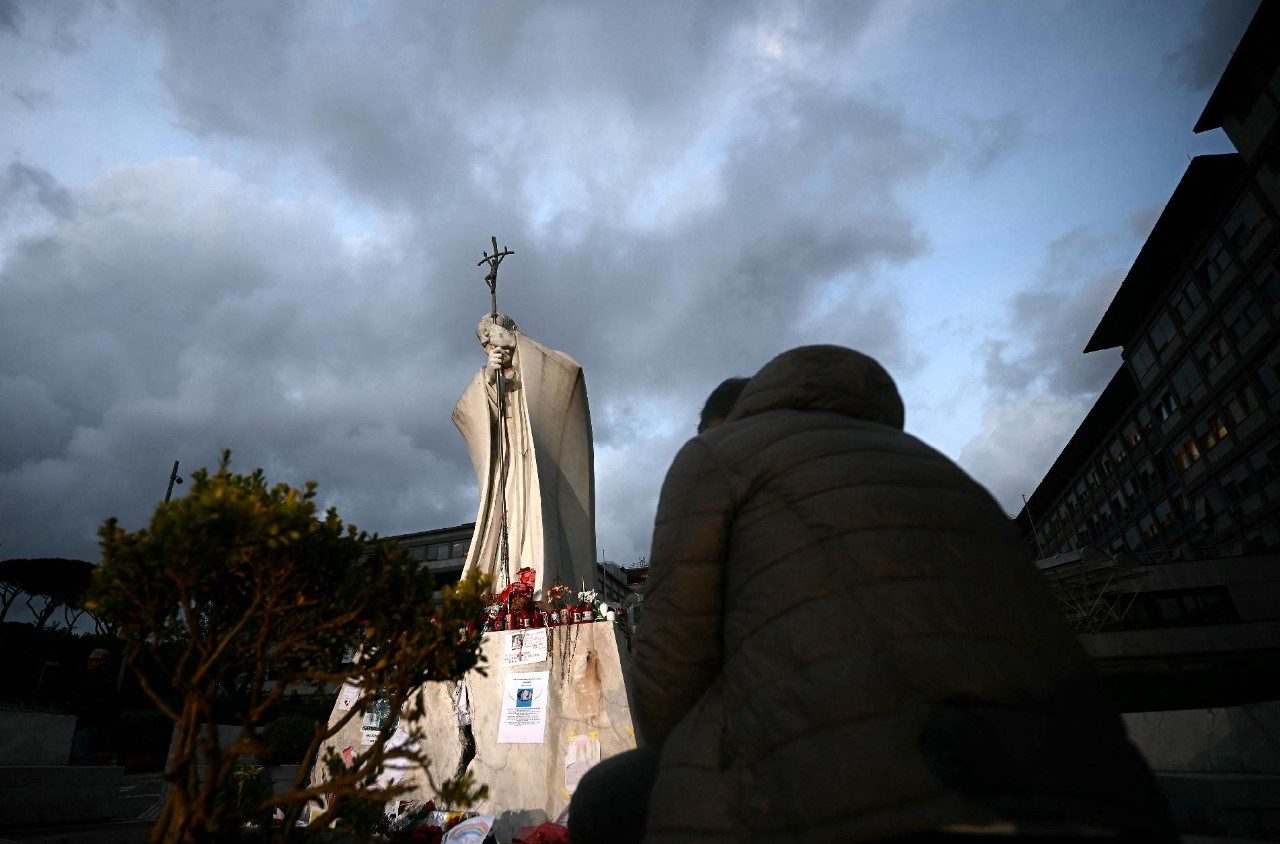 Pope has restful night at Rome's Gemelli hospital