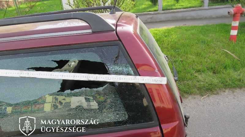 a felhasznált fényképet a megrongált autóról a nyomozó hatóság a helyszíni szemle során készítette