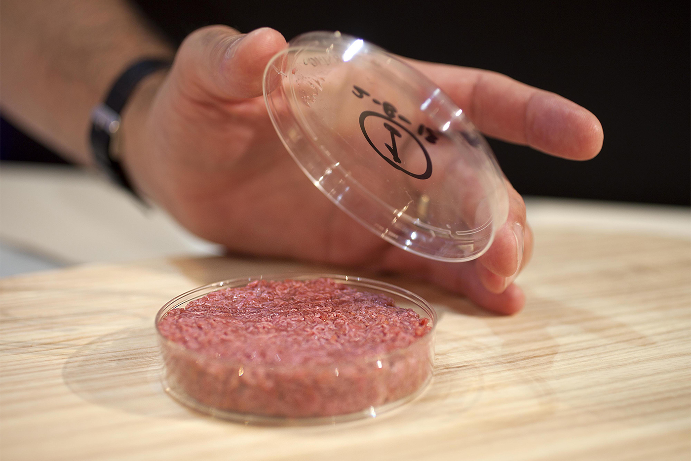 A petri dish with lab grown meat in it.