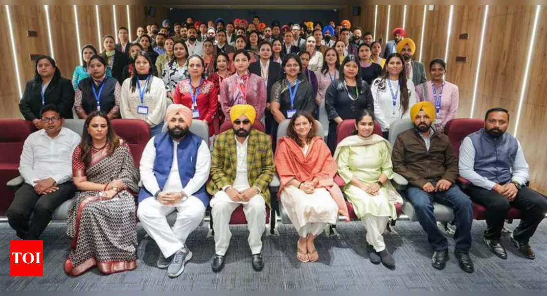 CM Mann flags off 72 teachers for Finland training | Chandigarh News