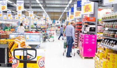 Oppfordrer til boikott av store dagligvarekjeder i Sverige: – Folk står på kne