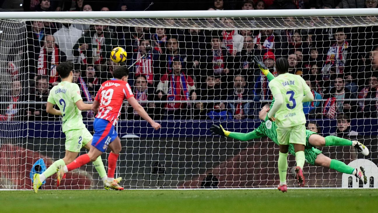De un saque de arco: gol de Julián Álvarez y de Atlético Madrid ante Barcelona por LaLiga