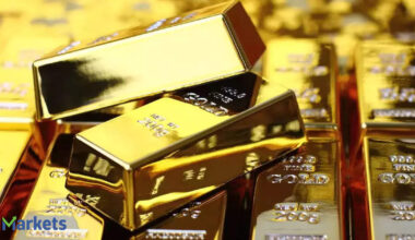 Gold edges higher as geopolitical and economic concerns linger