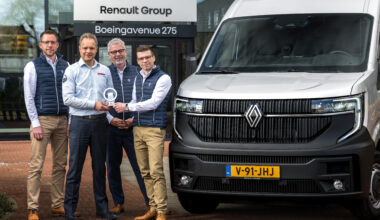 Renault Nederland ontvangt IVOTY-award 2025 • Bestelauto.nl