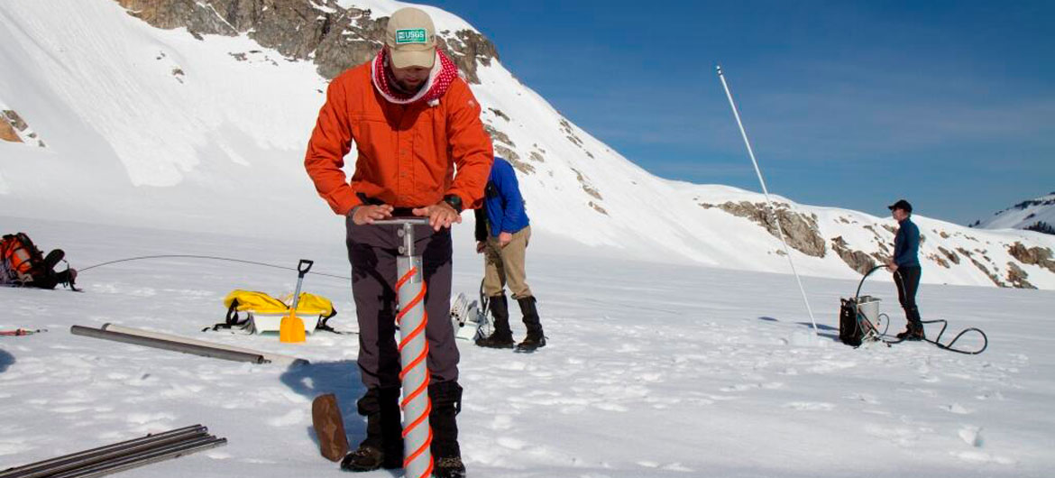 Scientists collecting data on South Cascade Glacier in the US state of Washington. Scientists collecting data on South Cascade Glacier in the US state of Washington.