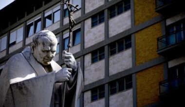 Pope is improving and increasingly uses less high-flow oxygen