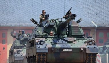 Zwei Panzerhaubitzen 2000 rollen aus der Artillerieschule in Idar-Oberstein