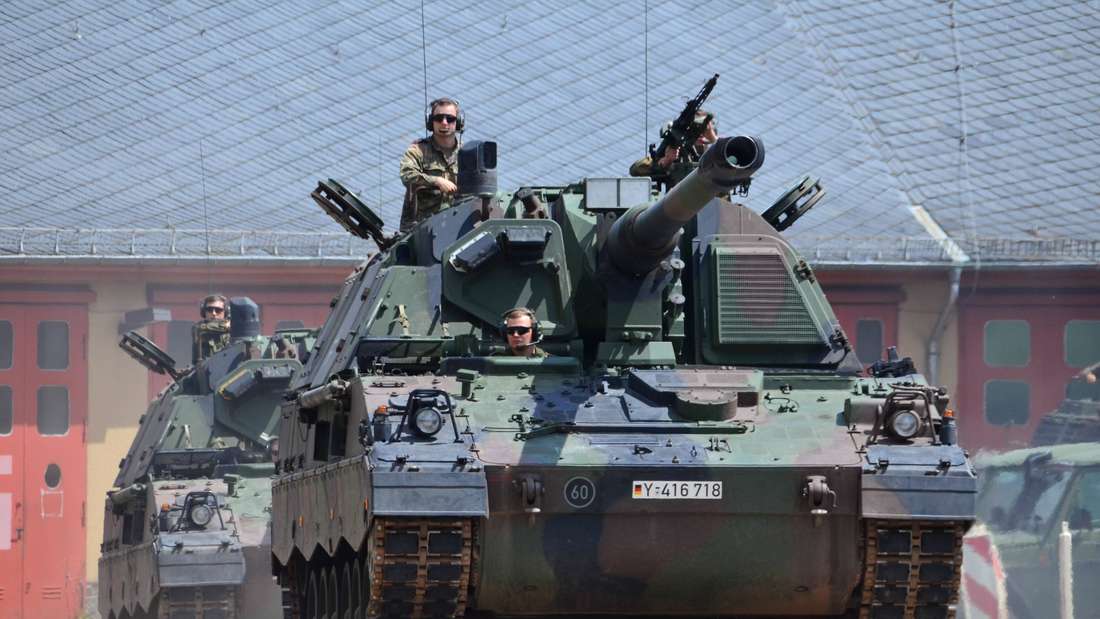 Zwei Panzerhaubitzen 2000 rollen aus der Artillerieschule in Idar-Oberstein