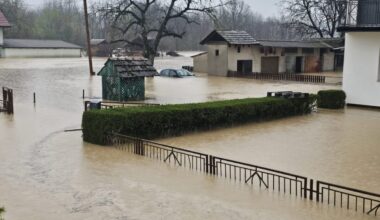 Poplave na Balkanu: pod vodo avtomobili in mostovi, v BiH pogrešajo dva človeka