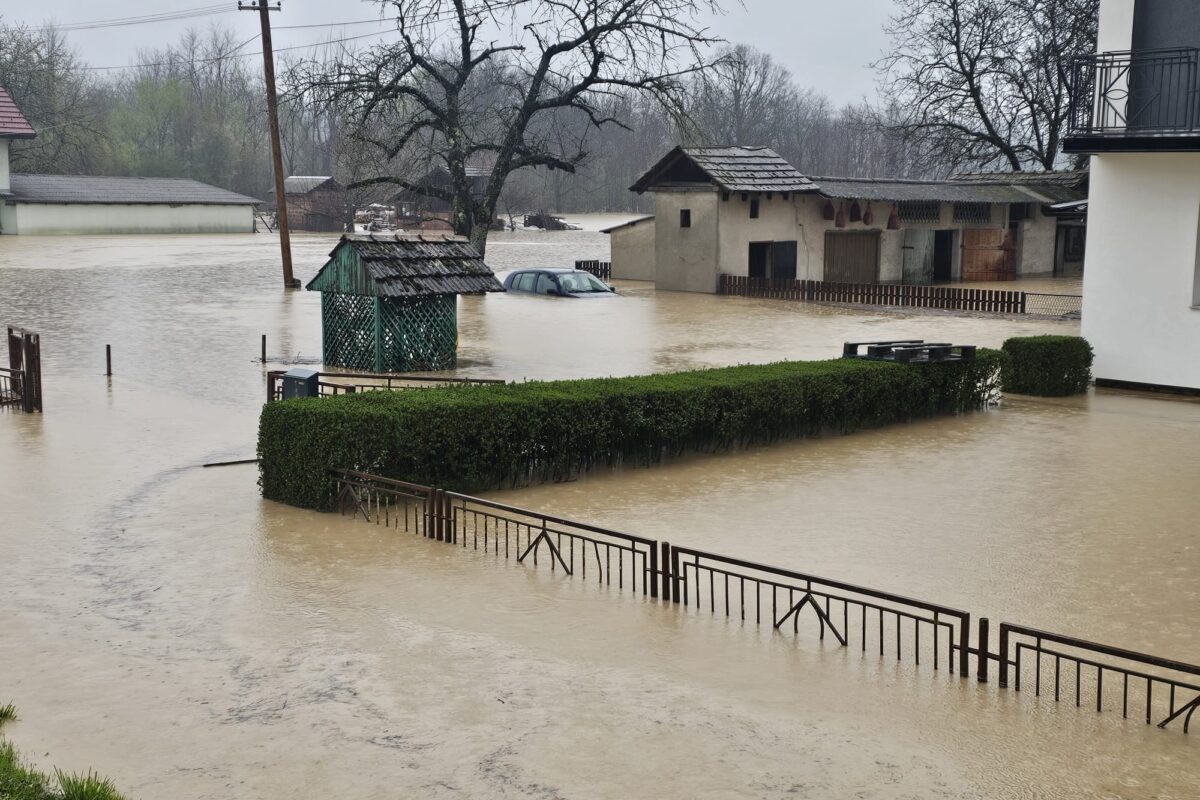 Poplave na Balkanu: pod vodo avtomobili in mostovi, v BiH pogrešajo dva človeka