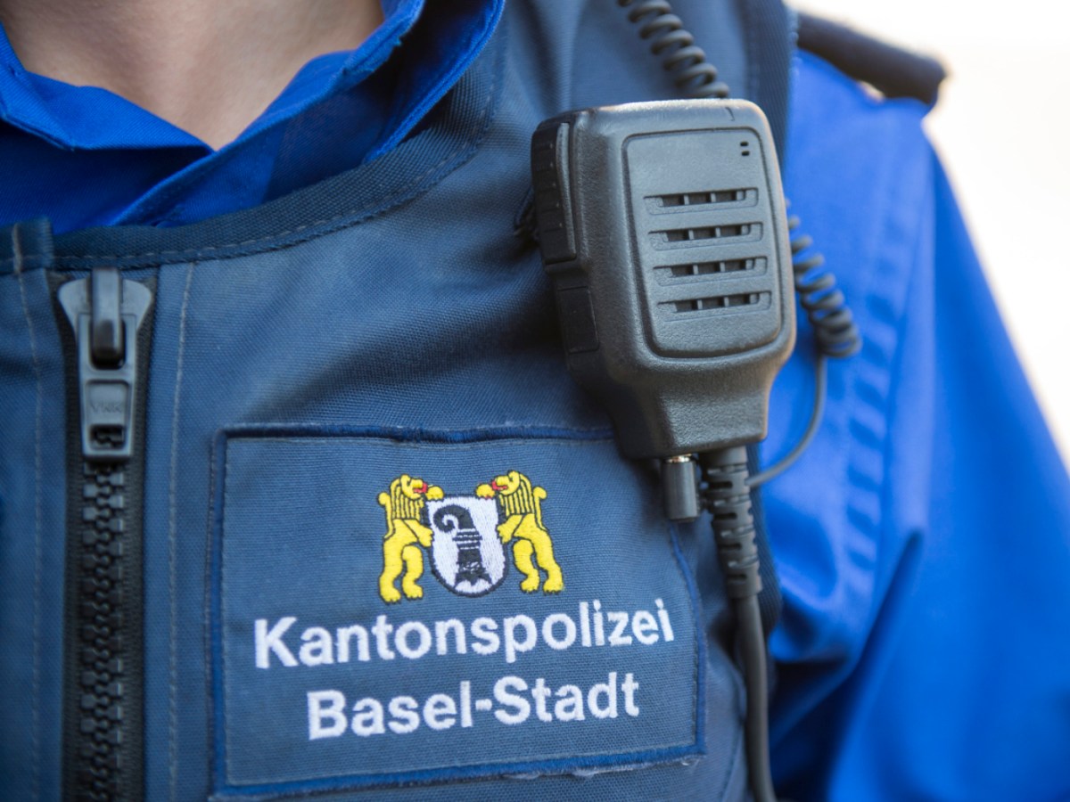 Swiss police officer dismissed after Hitler salute at WEF
