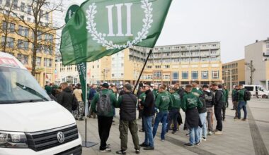 Teilnehmer einer Demonstration der rechtsextremistischen Kleinstpartei III. Weg haben sich am 29.03.2025 auf dem Berliner Alice-Salomon-Platz versammelt. (Quelle: dpa-Bildfunk/Joerg Carstensen)