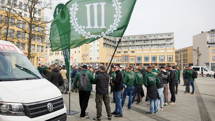 Teilnehmer einer Demonstration der rechtsextremistischen Kleinstpartei III. Weg haben sich am 29.03.2025 auf dem Berliner Alice-Salomon-Platz versammelt. (Quelle: dpa-Bildfunk/Joerg Carstensen)