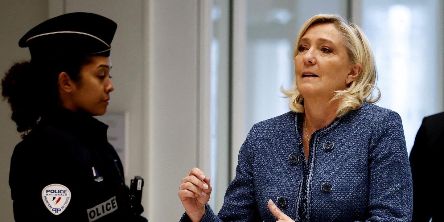 En direct, procès de Marine Le Pen : l’ex-présidente du RN condamnée à quatre ans de prison, dont deux ferme, et à cinq ans d’inéligibilité avec application immédiate.