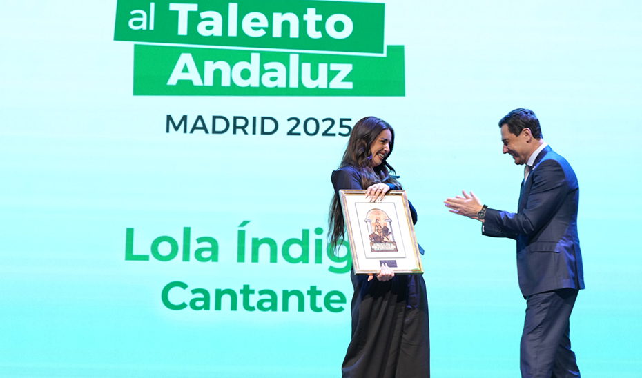 El presidente de la Junta de Andalucía aplaude a la cantante Lola Índigo tras recibir el Premio al Talento Andaluz 2025.
