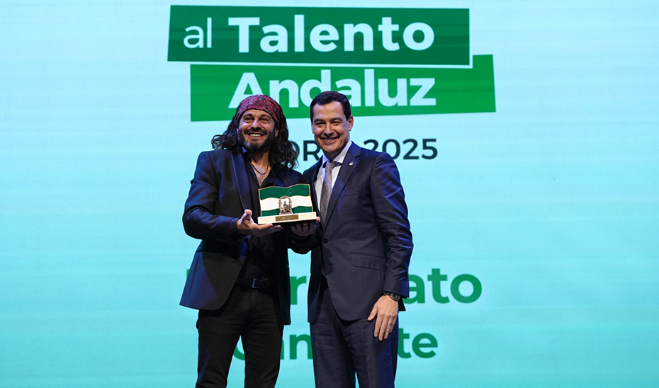 Moreno y el galardonado Francisco Javier Labandón, El Arrebato, que muestra al público su distinción.