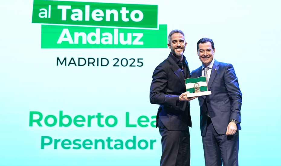 Juama Moreno y Roberto Leal, tras recibir e periodista y presentador de televisión su Premio Talento Andaluz.
