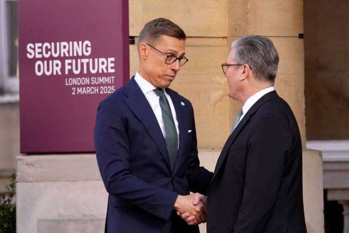 Presidentti Alexander Stubb tapasi Lontoossa Britannian pääministerin Keir Starmerin. LEHTIKUVA / AFP Presidentti Alexander Stubb tapasi Lontoossa Britannian pääministerin Keir Starmerin. LEHTIKUVA / AFP