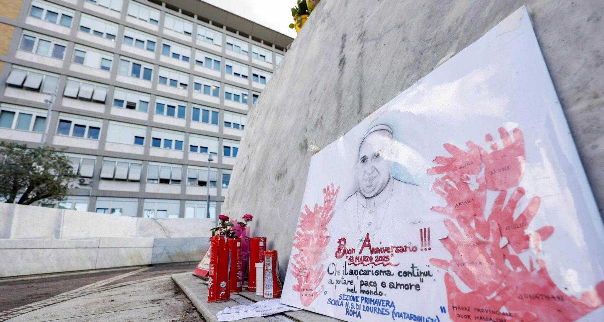 Zuppi: basta fake sul Papa. I medici frenano sul ritorno in Vaticano: “Serve terapia in ospedale” - la Repubblica